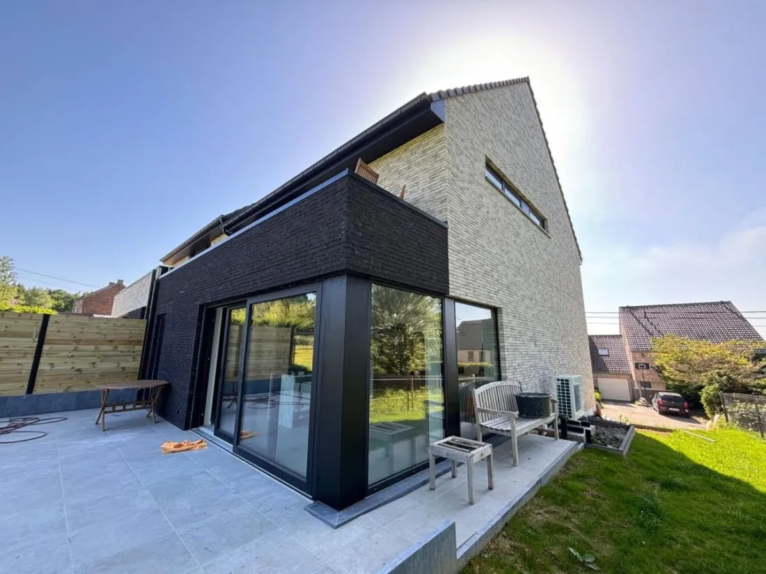 Châssis aluminium noirs posés par Vertessen sur une construction neuve