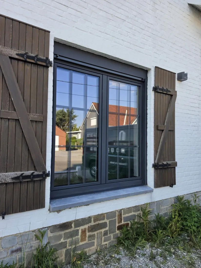 Fenêtre aluminium à croisillons, réalisation Vertessen